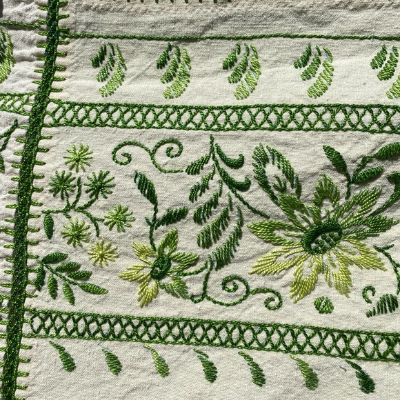 Exquisite Vtg Hand-Embroidered Linen Tablecloth - Picture 1 of 7